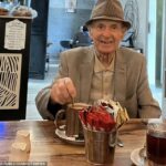 O frágil John Mackey, 87, foi assassinado enquanto visitava uma loja Co-op em Manor House, norte de Londres