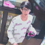 O vídeo de vigilância mostrou um ladrão se passando por cliente em uma loja de roupas de Glendale antes de escapar com milhares de dólares em moletons e roupas de marcas de luxo em 7 de novembro de 2025. (Qualité Los Angeles)