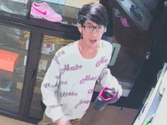 Ladrão se passando por cliente foge com US$ 10 mil em itens da loja de Glendale O vídeo de vigilância mostrou um ladrão se passando por cliente em uma loja de roupas de Glendale antes de escapar com milhares de dólares em moletons e roupas de marcas de luxo em 7 de novembro de 2025. (Qualité Los Angeles)