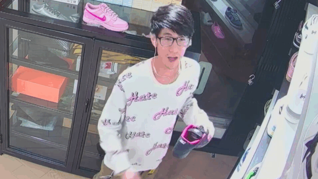 Ladrão se passando por cliente foge com US$ 10 mil O vídeo de vigilância mostrou um ladrão se passando por cliente em uma loja de roupas de Glendale antes de escapar com milhares de dólares em moletons e roupas de marcas de luxo em 7 de novembro de 2025. (Qualité Los Angeles)