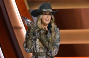 Lainey Wilson sugere a data do casamento depois de ganhar o prêmio principal em 2025 CMAs CMA Awards 2025 59ª chegada Kelsea Ballerini Lainey Wilson LeAnn Rimes 2247543865 2247538409 2247540061