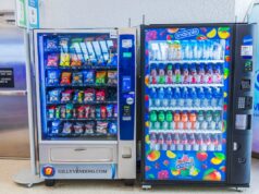 Lanches de aeroporto favoritos dos americanos – revelados Snack vending machines at an airport terminal in Miami, Florida.