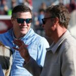 O técnico do Mississippi Rebels, Lane Kiffin, conversando com o diretor atlético Keith Carter.