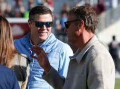 Lane Kiffin chama Ole Miss AD enquanto a saída contenciosa da LSU fica mais feia O técnico do Mississippi Rebels, Lane Kiffin, conversando com o diretor atlético Keith Carter.