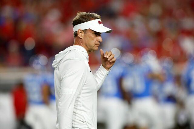 Lane Kiffin envia mensagem enigmática em meio à Flórida, rumores Lane Kiffin sent a cryptic message on Tuesday morning.