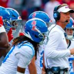 O técnico do Mississippi, Lane Kiffin, chama a atenção para seu ataque durante a segunda metade de um jogo de futebol americano universitário da NCAA contra o The Citadel
