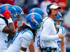 Lane Kiffin expulsando Ole Miss para LSU enquanto a longa saga finalmente termina O técnico do Mississippi, Lane Kiffin, chama a atenção para seu ataque durante a segunda metade de um jogo de futebol americano universitário da NCAA contra o The Citadel
