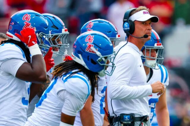 O técnico do Mississippi, Lane Kiffin, chama a atenção para seu ataque durante a segunda metade de um jogo de futebol americano universitário da NCAA contra o The Citadel