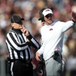 O técnico do Ole Miss Head, Lane Kiffin, reagindo durante um jogo contra o Mississippi State.