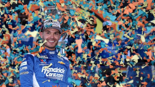 Larson conquista o segundo título da NASCAR Cup, nega Hamlin
