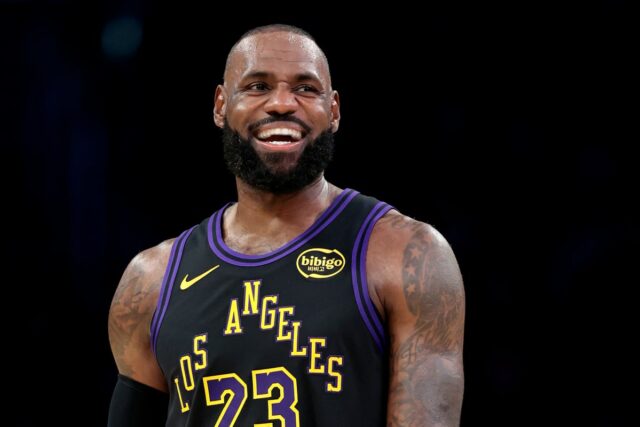 LeBron James faz a história da NBA mudar no jogo Lakers-Jazz
