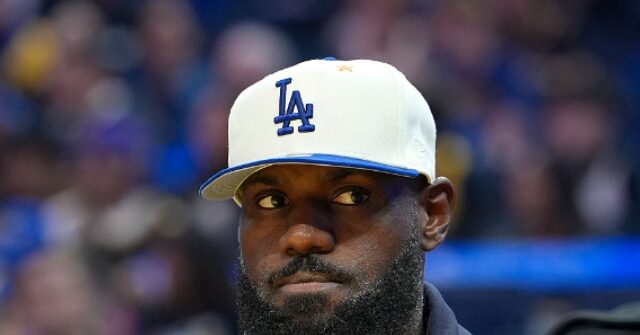 LeBron James pede suspensão do soldado do Texas que empurrou LeBron James pede suspensão do soldado do Texas que empurrou jogadores da Carolina do Sul