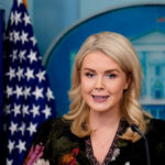 Leavitt critica repórteres por se recusarem a cobrir o progresso de acessibilidade de Trump