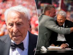 Lee Corso é brutalmente honesto sobre a aposentadoria da ESPN: ‘É uma merda’ O analista da ESPN Lee Corso vestindo terno preto e gravata borboleta, com distintivo de lapela com bandeira americana, deixando o campo após sua escolha final.