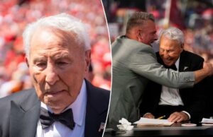 Lee Corso é brutalmente honesto sobre a aposentadoria da ESPN: ‘É uma merda’ O analista da ESPN Lee Corso vestindo terno preto e gravata borboleta, com distintivo de lapela com bandeira americana, deixando o campo após sua escolha final.