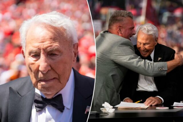 O analista da ESPN Lee Corso vestindo terno preto e gravata borboleta, com distintivo de lapela com bandeira americana, deixando o campo após sua escolha final.