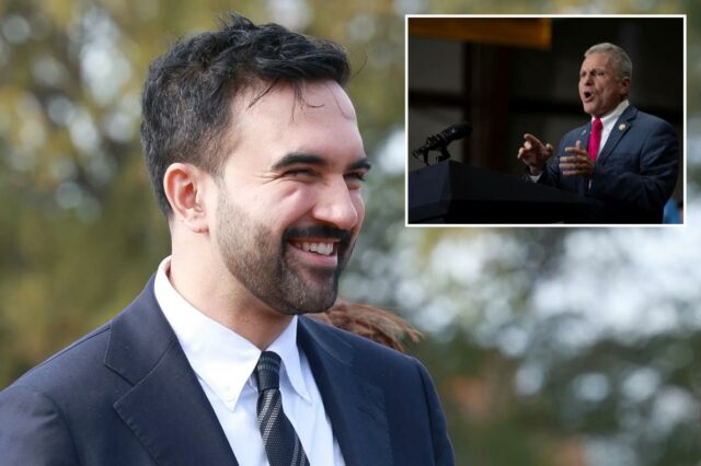 Legislador do Partido Republicano apresenta Lei MAMDANI para bloquear fundos O representante dos EUA, Buddy Carter, falando em um pódio com um microfone.