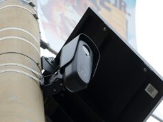 Legisladores dizem que logins policiais roubados estão expondo câmeras de vigilância Flock a hackers a Flock license plate surveillance camera on a street pole in San Francisco.