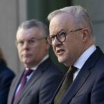 O Primeiro Ministro Anthony Albanese, a Ministra das Finanças, Senadora Katy Gallagher, e a Ministra do Meio Ambiente, Katy Gallagher, durante uma conferência de imprensa sobre a legislação EPBC no Parlamento em Canberra, em 27 de novembro de 2025.