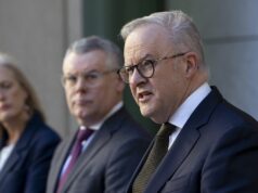 Leis ambientais serão finalmente aprovadas cinco anos após acordo final O Primeiro Ministro Anthony Albanese, a Ministra das Finanças, Senadora Katy Gallagher, e a Ministra do Meio Ambiente, Katy Gallagher, durante uma conferência de imprensa sobre a legislação EPBC no Parlamento em Canberra, em 27 de novembro de 2025.