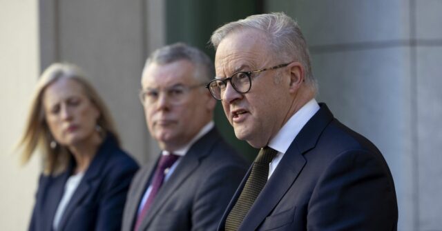 O Primeiro Ministro Anthony Albanese, a Ministra das Finanças, Senadora Katy Gallagher, e a Ministra do Meio Ambiente, Katy Gallagher, durante uma conferência de imprensa sobre a legislação EPBC no Parlamento em Canberra, em 27 de novembro de 2025.