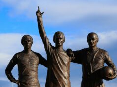 Lendas do Man Utd entre 200 participantes no serviço memorial de Denis Law ícone de correio