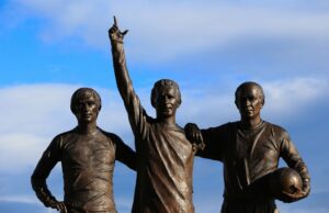 Lendas do Man Utd entre 200 participantes no serviço memorial de Denis Law ícone de correio