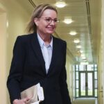 A líder da oposição, Sussan Ley, parte após uma reunião na sala do partido liberal, no Parlamento em Canberra, na quarta-feira, 12 de novembro de 2025.