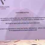 Aviso de suspensão do Victoria Gaming Casino afixado na frente do local. Suspensão do Cassino Victoria Gate