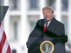 Líderes da BBC News renunciam após críticas à edição pela emissora de um discurso de Trump Líderes da BBC News renunciam após críticas à edição pela emissora de um discurso de Trump