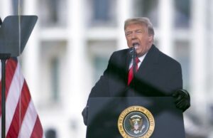 Líderes da BBC News renunciam após críticas à edição pela emissora de um discurso de Trump Líderes da BBC News renunciam após críticas à edição pela emissora de um discurso de Trump