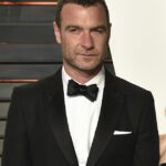 Liev Schreiber, 58 anos, foi internado no hospital no domingo depois de sofrer uma forte dor de cabeça. O ator passou a noite no hospital por ordem do médico e na segunda-feira passou por uma ‘bateria de exames’ segundo o TMZ; Foto em fevereiro de 2016