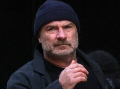 Liev Schreiber é visto em público pela primeira vez desde a hospitalização 1120-Liev-Schreiber-Spotted-Hospital-SUB-2