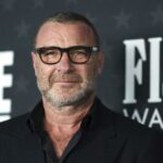 Liev Schreiber ‘autorizado para retornar ao trabalho’ após hospitalização no fim de semana, confirma representante