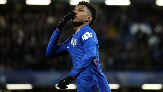 Liga dos Campeões — Chelsea goleia o Barcelona por 3 Liga dos Campeões — Chelsea goleia o Barcelona por 3 a 0; Estevão vence batalha de jovens prodígios contra Yamal