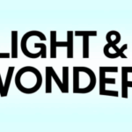 A Light & Wonder planeja esmagar dívidas com notas sem garantia de US$ 1 bilhão, ao relatar um terceiro trimestre de 2025 positivo. Logotipo da Light & Wonder sobre fundo gradiente azul claro.