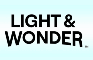 Light & Wonder anuncia ganhos positivos no terceiro trimestre A Light & Wonder planeja esmagar dívidas com notas sem garantia de US$ 1 bilhão, ao relatar um terceiro trimestre de 2025 positivo. Logotipo da Light & Wonder sobre fundo gradiente azul claro.