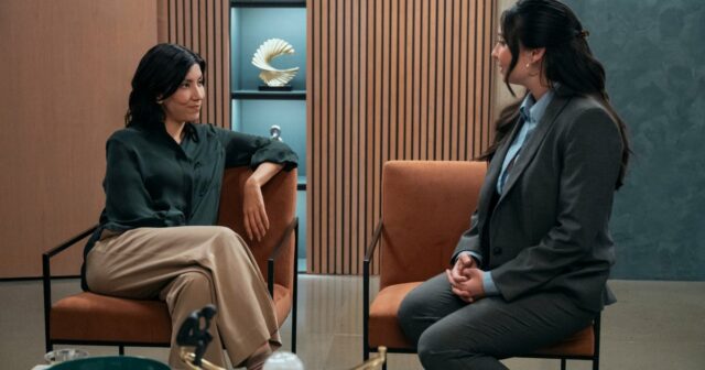 Lilah Estrada se entusiasma com o romance de ‘Man on Lilah Estrada se entusiasma com o romance de ‘Man on the Inside’ com Stephanie Beatriz