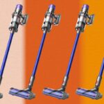 Um aspirador sem fio com acessórios.