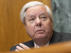 Lindsey Graham está ansiosa para embolsar milhões de dólares dos contribuintes Falando aos repórteres, o líder da maioria no Senado, John Thune, RS.D., responde ao líder democrata do Senado, Chuck Schumer, para reabrir o governo se os republicanos prorrogarem os subsídios de saúde expirados por um ano, no Capitólio em Washington, sexta-feira, 7 de novembro de 2025, dia 38 da paralisação do governo. (Foto AP/J. Scott Applewhite)