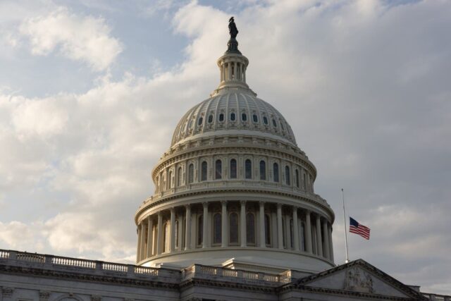 Lista completa de democratas que votaram pelo fim da paralisação do governo
