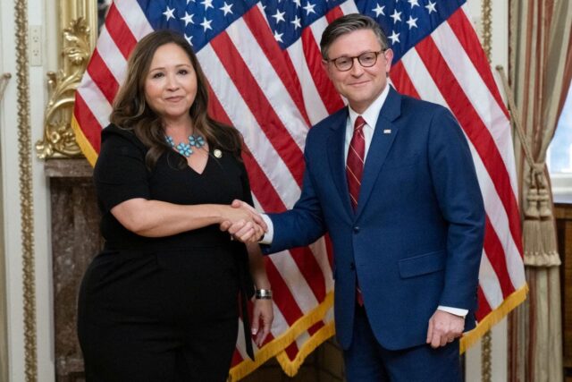 Lista completa de republicanos que votam pela liberação dos arquivos Lista completa de republicanos que votam pela liberação dos arquivos de Jeffrey Epstein