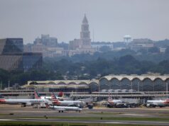 Lista de voos cancelados em meio a ordem de desligamento do governo airplanes wait on the ground at Reagan National Airport.