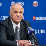 O GM do New York Islanders, Lou Lamoriello, falando em uma coletiva de imprensa.