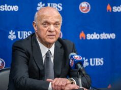 Lou Lamoriello ainda está conectado com os ilhéus em um papel nebuloso de conselheiro O GM do New York Islanders, Lou Lamoriello, falando em uma coletiva de imprensa.