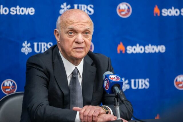 O GM do New York Islanders, Lou Lamoriello, falando em uma coletiva de imprensa.