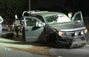 ‘Lowlife’ em fuga após roubar carro de pessoa que parou para ajudá-lo Um Volkswagen hatchback preto que se envolveu em um acidente de carro no oeste de Sydney.
