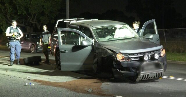 Um Volkswagen hatchback preto que se envolveu em um acidente de carro no oeste de Sydney. 