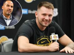 Luka Doncic elogia os fãs do Mavericks quando questionado sobre a demissão de Nico Harrison Luka Doncic falando ao microfone.