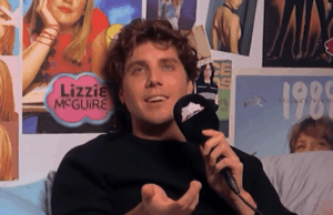 Lukas Gage diz que ainda fica com mulheres e se autodenomina ‘10% heterossexual’ 112225_lukas_gage_kal